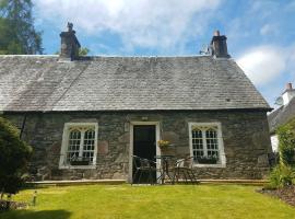 Historic cottage next to loch lomond Luss, hotell i Alexandria