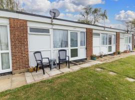 Lovely 4 Berth Chalet Nearby Hembsy Beach In Norfolk Ref 00266ba、ヘムズビーのグランピング施設