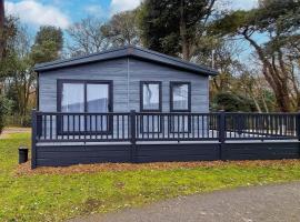 Stunning Lodge With Large Decking At Azure Seas In Suffolk Ref 32109og, hotell i Lowestoft