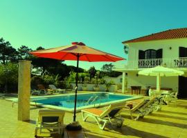 Casa Piscina Aquecida para 10 adultos Zona Sintra, junto praia, hotel with pools in Colares