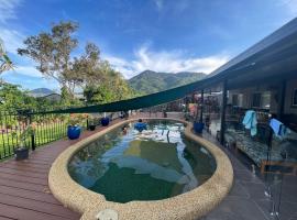 Three Peaks Tropical Retreat, hotel with parking in Caravonica