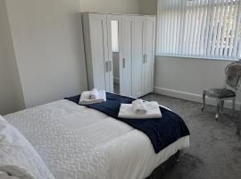 M1Link 3 bed house up to 7 people free parking, wifi, M1, transport links, enclosed L garden, apartman u gradu 'Sutton in Ashfield'
