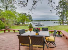 Decks & Lake Views: Waterfront Hot Springs Home!, hotel in Hot Springs