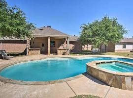 Heated Pool, Pool Table, Hot Tub, Home Theatre, Guest House, Basketball Court, Sleeps-20, hotel in Allen