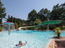 Camping maeva Escapades Le Domaine Aramis, hotell med pool i Marsan