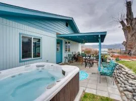 30 Mins to Leavenworth Home with Hot Tub and Yard!