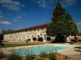 Les Quintanes, family hotel in Suaux