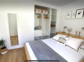 Apartamento para 2 personas a 300 m de la playa de Son Parc Piscina, terraza y parking – hotel w mieście Son Parc