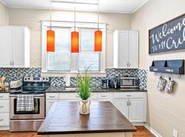 Charming and Historic Bungalow Near All，位于坦帕的酒店