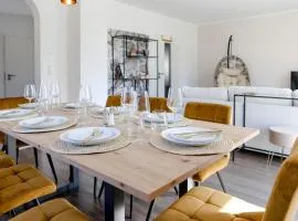 Lumen Homes - Design-Apartment nahe Audi und Altstadt, 3 Zimmer, über 100 m2, Balkon