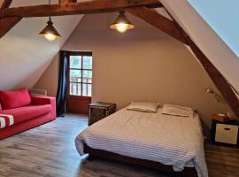 L'Aupinouse Chambre double Chardon, au 1er étage avec salle d'eau privative, bed and breakfast en La Suze-sur-Sarthe