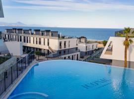 Viesnīca Iconic Sea Views Luxury Apartment pilsētā Puerto Marino