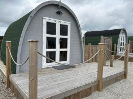 Cosy Glamping Pod with shared facilities, Nr Kingsbridge and Salcombe, hotell med parkeringsplass i Kingsbridge