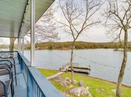 Lakefront Arkansas Abode - Deck, Grill and Fire Pit!, alquiler vacacional en Hardy