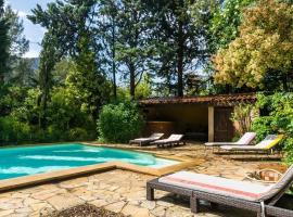 Adorable villa avec piscine nichée dans la pinède, hotel in Roquevaire