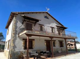 Casa Rural El Pinaron, vacation home in Navaluenga