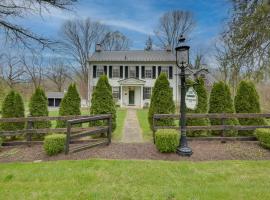 Cool Hollow House Historic Hagerstown Retreat!、ヘイガーズタウンのホテル
