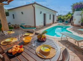 Sardinia Family Villas - Villa Donatella with private pool, hotel in Arzachena