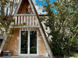 Le Chalet Tipi avec jacuzzi et jardin – hotel z jacuzzi w Troyes