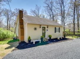 Homey Luray Cabin with Fire Pit and Deck!, vacation home in Luray