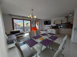 Au cœur de St Jorioz, spacieux appartement avec terrasse et vue montagne., hotel familiar en Saint-Jorioz