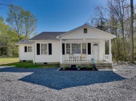 Rock Hill Cottage with Spacious Yard and Fire Pit!, vila v mestu Rock Hill