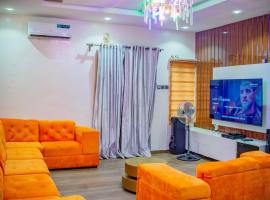 Superb 2-Bedroom Duplex FAST WiFi+24Hrs Power, hotel v destinaci Lagos