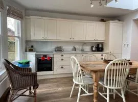 Beautiful 3 Bed Basement Flat With Garden