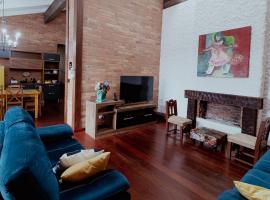 Otima casa com WiFi e lareira Bento Goncalves RS, hotel en Bento Gonçalves