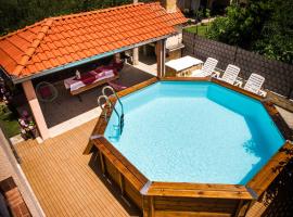 Apartman Sunny Vacay، فندق في قشتيلا