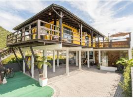 Pousada Container Amarelo, hotel with jacuzzis in Palhoça