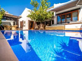 El Valle Golf Resort Villa private pool hot tub and sauna, hotel s parkiriščem v mestu Baños y Mendigo