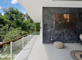 New 4 BR Villa surrounded by Jungle and Ricefields, hotel amb piscina a Ubud