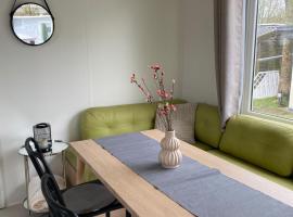 WohlfühlChalet Makkum Ijsselmeer Familienunterkunft, hotell i Makkum