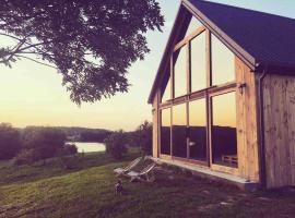 Modern Barn Home & Sauna by the lake, przytulnastodola, Stodoła nad jeziorem na Mazurach – hotel w mieście Ełk