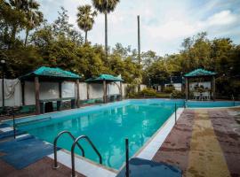 Brine Shell Beach Resort, ξενοδοχείο σε Dahanu