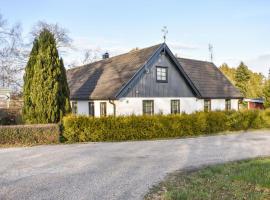 Awesome Home In Klagstorp With Outdoor Swimming Pool, Wifi And 3 Bedrooms, alojamento para férias em Klagstorp