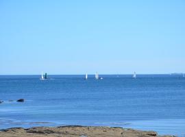Votre VUE EN BLEU !! Très lumineux, Vue mer exceptionnelle et plages, wir sprechen flieBen deutsch, we speak English, hotel di Concarneau