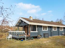 Awesome Home In Aakirkeby With Wifi And 2 Bedrooms、Vester Sømarkenのヴィラ