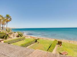 Beachfront Townhouse Estepona, golf hotel in Estepona