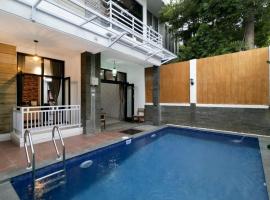 Vila Keluarga Syariah Mawar 82, Dago Resort 4BR dengan Privat Pool BBQ dan Rooftop, casa vacanze a Bandung
