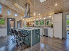 Cozy Modern House seconds from Roaring Fork River، فندق في غلينوود سبرينغز