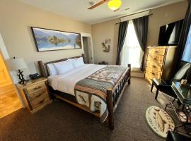 Historic Branson Hotel - Fisherman's Cove Room with King Bed - Downtown - FREE TICKETS INCLUDED, ξενοδοχείο σε Downtown Branson, Μπράνσον