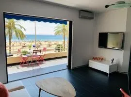 T2 Front de Mer 2pers 1 minute de la plageT2 de 44 m2 plus terrasse 16m2 , vue mer panoramique et en face de la plage Cet appartement refait à neuf bénéficie d'un confort et d un équipement optima Cet appartement est idéal pour 2 personnes avec sa chamb