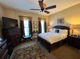 Historic Branson Hotel - Heritage Room with Queen Bed - Downtown - FREE TICKETS INCLUDED, hôtel à Branson (Downtown Branson)