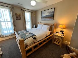 Historic Branson Hotel - Hide-A-Way Room with Queen Bed - Downtown - FREE TICKETS INCLUDED，布蘭森Branson Airport - BKG附近的飯店