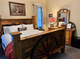 Historic Branson Hotel - Horseshoe Room with King Bed - Downtown - FREE TICKETS INCLUDED，布蘭森Branson Airport - BKG附近的飯店