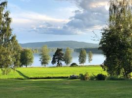 Idyllic Dalarna farmhouse at the lake, hotel u gradu 'Leksand'