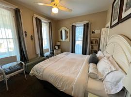 Historic Branson Hotel - Quiet Quilt Room with King Bed - Downtown - FREE TICKETS INCLUDED, hotell nära Branson flygplats - BKG, Branson