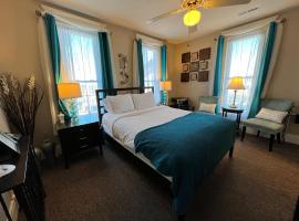 Historic Branson Hotel - Serendipity Room with Queen Bed - Downtown - FREE TICKETS INCLUDED, hotel dicht bij: Luchthaven Branson - BKG, Branson